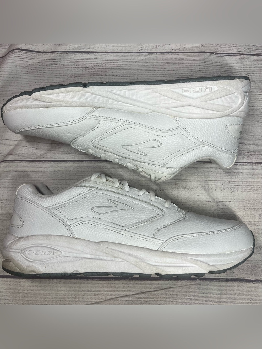 Brooks Men’s 12D White Leather Addiction Walker Walking Shoes